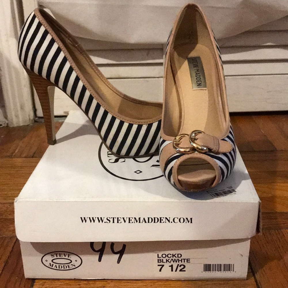 Peep toe pumps.